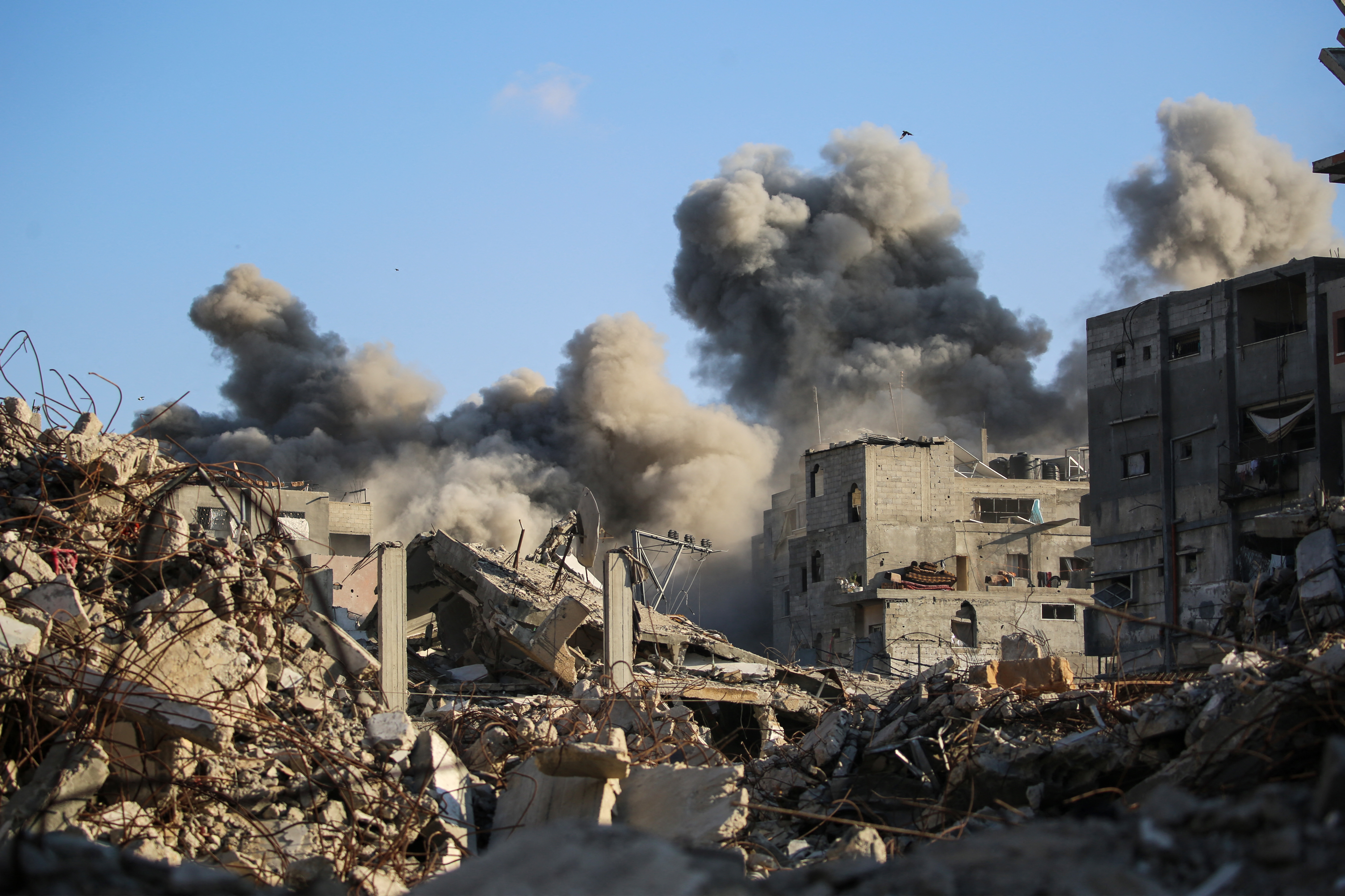 Israel suspende ayuda humanitaria a Gaza y reanuda ataques en el sur del enclave