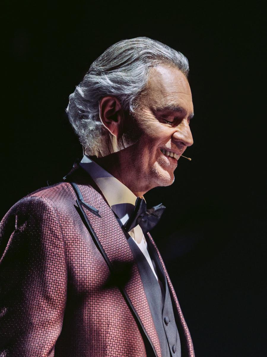 Andrea Bocelli ha recibido múltiples galardones internacionales, incluyendo nominaciones a los premios Grammy y Latin Grammy, además de una estrella en el Paseo de la Fama de Hollywood