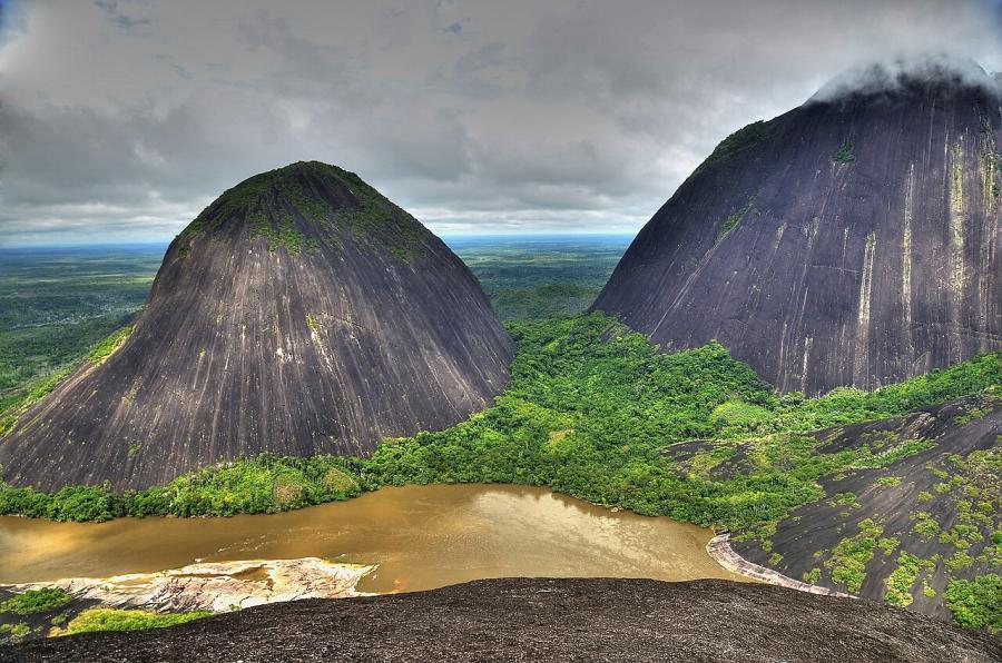 Cerros de Mavicure junto al río Inírida