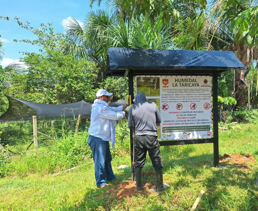 Instalación de la valla del humedal la Taricaya