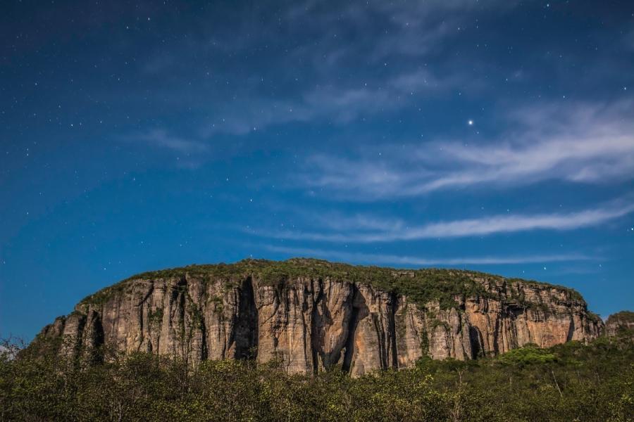 Estas formaciones rocosas milenarias son hogar de especies únicas y parte del territorio donde habitan pueblos indígenas en aislamiento. A solo 10 kilómetros, la frontera agrícola avanza. Fotografía: Jota Arango.