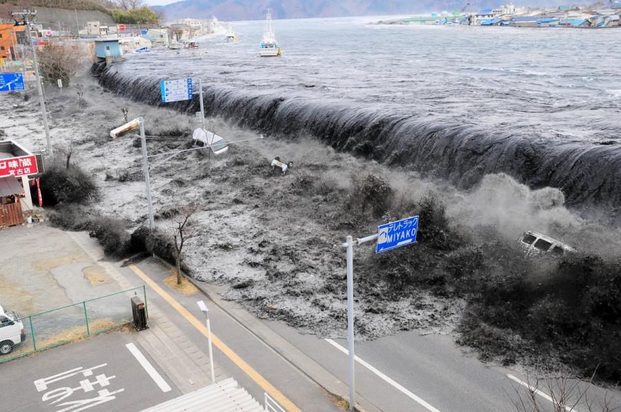 Una ola llega a Miyako, Japón, en 2011. Foto;REUTER