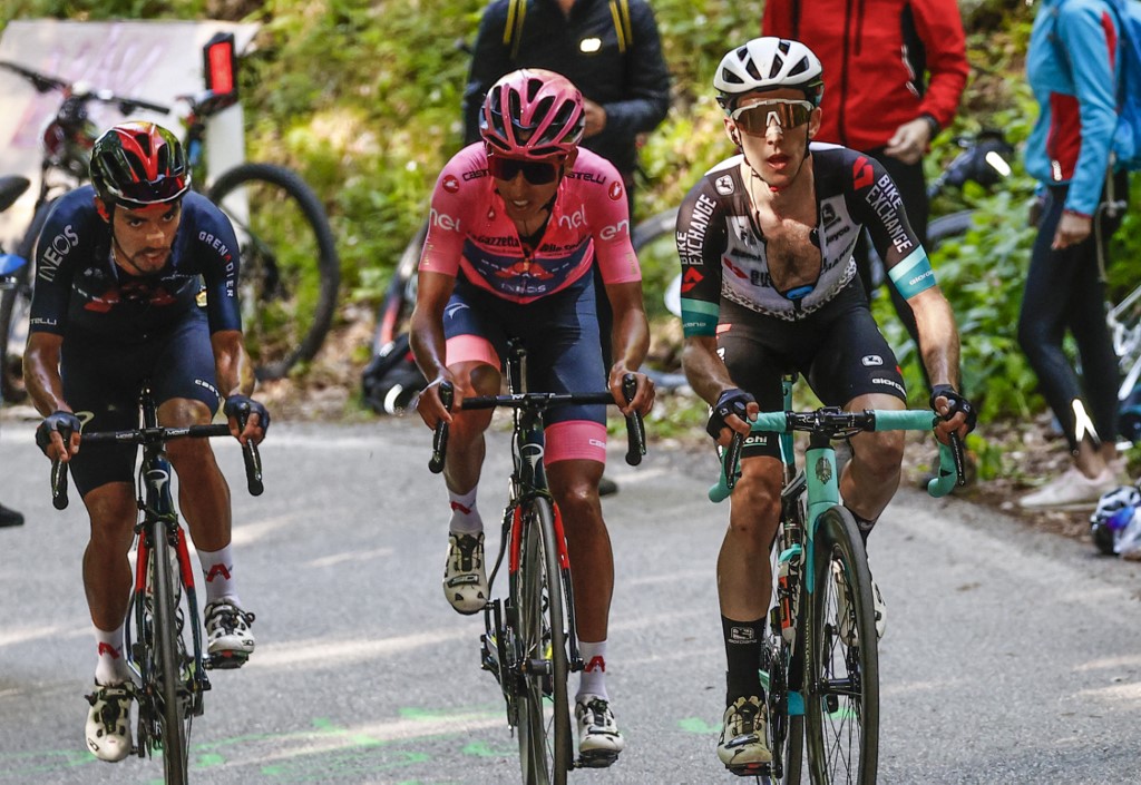 Giro de Italia: Egan Bernal sufrió en la etapa pero sigue de líder