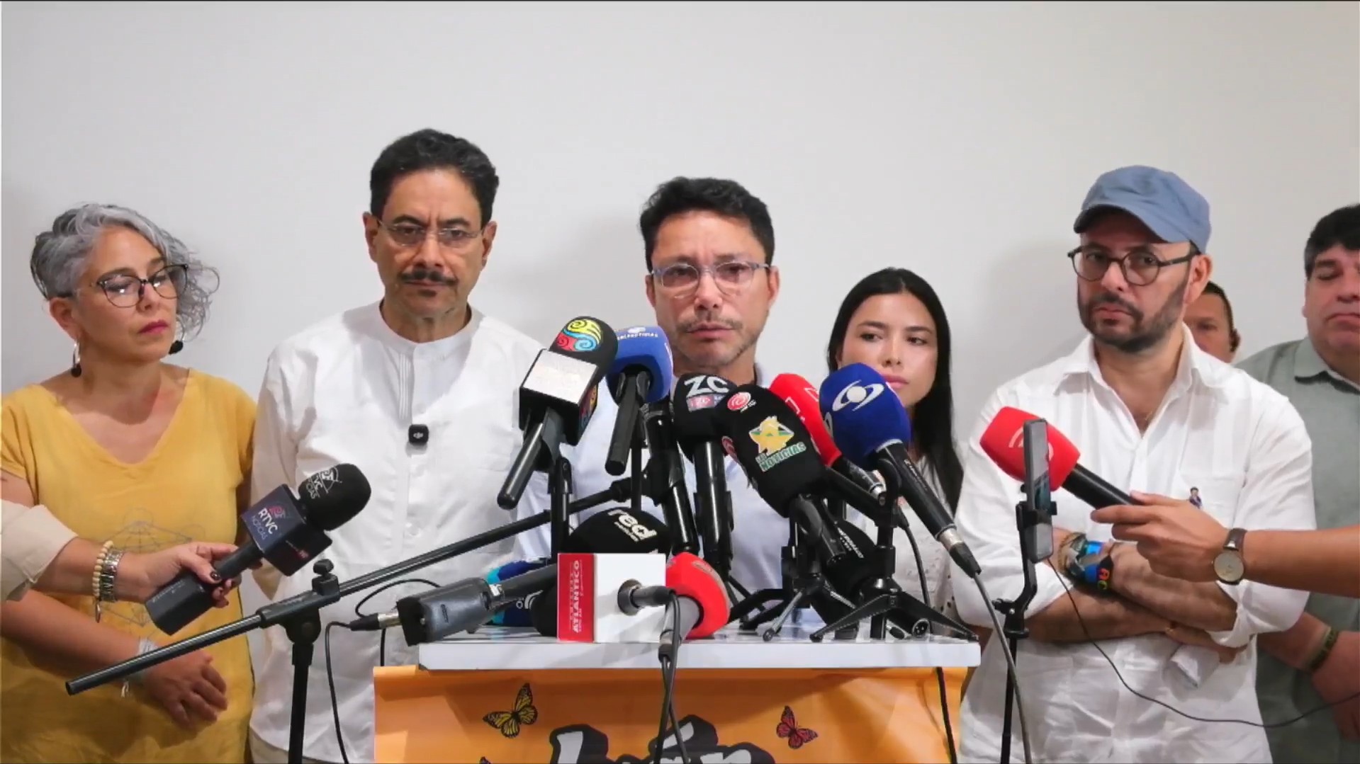 Carlos Caicedo renuncia a su aspiración presidencial y se suma a Iván Cepeda
