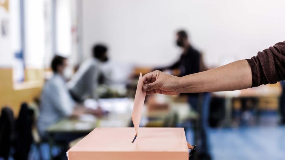 Inicia votación de segunda vuelta presidencial en el exterior para 1.4 millones de colombianos