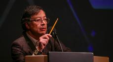 Gustavo Petro critica gobernanza paramilitar y cuestiona a Uribe y Duque en discurso sobre el Estado Social de Derecho