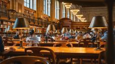 Descubre cuatro bibliotecas del mundo que conservan tesoros históricos, desde la Biblia de Gutenberg hasta manuscritos antiguos y los peluches originales de Winnie-the-Pooh.