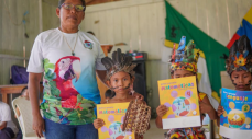 Entrega de libros en el Amazonas 