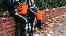 La celebración de Halloween reúne cada año a millones de personas alrededor del mundo. Hoy se asocia principalmente con los disfraces, los recorridos para pedir dulces y las actividades recreativas. Sin embargo, estas costumbres no corresponden a la idea original con la que nació esta festividad, cuyo origen está ligado a antiguas tradiciones.