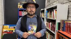 Petroglifos de imágenes talladas en roca a un libro y una película