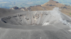 Vista aérea del cráter del Volcán Puracé. Créditos: Servicio Geológico Colombiano.