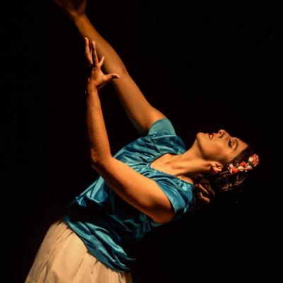 La artista bogotana transforma el concierto en una experiencia sensorial donde voz, movimiento y ritual dialogan, inspirada en su investigación artística llamada Cuerpo Fónico.