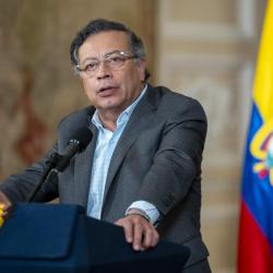 Gustavo Petro sanciona ley que limita cobros por reconexión en telecomunicaciones