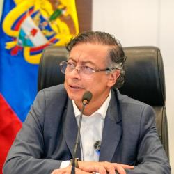 Gustavo Petro anuncia eliminación de aranceles a telas y cueros