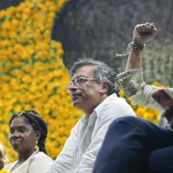 Petro cuestiona ausencia institucional en acto de perdón por la Unión Patriótica