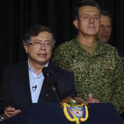 Petro denuncia reclutamiento de menores y anuncia llevar el caso a la CPI