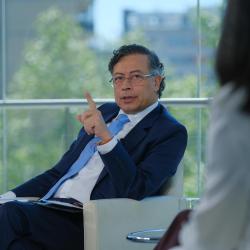 Petro critica ausencia de Leonardo Villar en foro económico