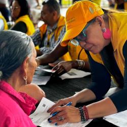 Eje Cafetero: Unidad para las Víctimas entrega indemnizaciones masivas a sobrevivientes del paramilitarismo