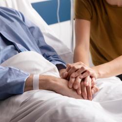 La norma del Gobierno actualiza reglas sobre eutanasia, cuidados paliativos y decisiones médicas, con énfasis en autonomía y calidad de vida del paciente. 