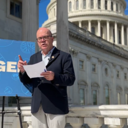 Congresista demócrata Jim McGovern critica ataques de Trump en aguas internacionales 
