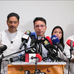 Carlos Caicedo renuncia a su aspiración presidencial y se suma a la campaña de Iván Cepeda
