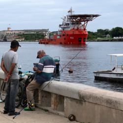 El buque de la Armada colombiana ARC Caribe llega a La Habana con ayuda humanitaria.