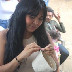 Artesana indígena de Magdalena preserva tejido Ette Ennaka