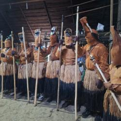 En la Maloca Capiul de Leticia, comunidades indígenas urbanas preservan esta ceremonia con cantos, máscaras y danzas que invocan espíritus y fortalecen la identidad cultural.