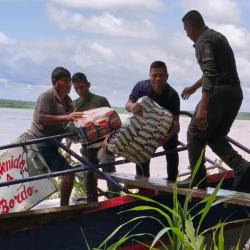 Embarcación peruana naufraga en el río Amazonas y recibe apoyo policial