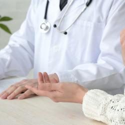 Denuncian a urólogo por presunto abuso sexual en Medellín