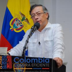 Gustavo Petro contratos juntas de acción comunal
