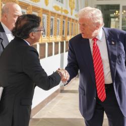 Gustavo Petro mostró dedicatoria de Donald Trump tras su reunión