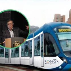 Gustavo Petro sobre tranvía en Bogotá