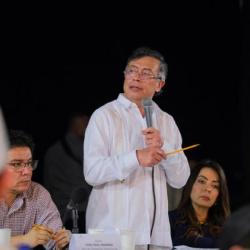 Petro cuestiona Alex Char por recursos educación 