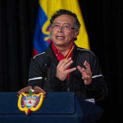 Petro hace llamado Eln dejar armas 