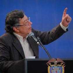 Petro propone frente mundial contra la guerra