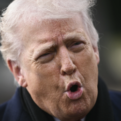 Trump amenaza con aranceles a países que no apoyen su plan sobre Groenlandia