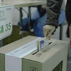 Uso de celulares y dispositivos en elecciones 2026