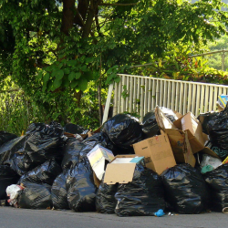 bolsas de basura apiladas