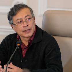 Petro pide abogados para vigilar escrutinios electorales