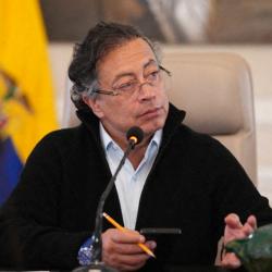 Petro defiende salario mínimo y aumento de la UPC 