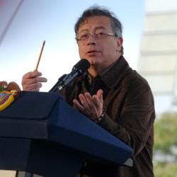 Presidente Petro propone industria textil multinacional con Egipto