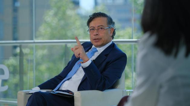 Petro critica ausencia de Leonardo Villar en foro económico