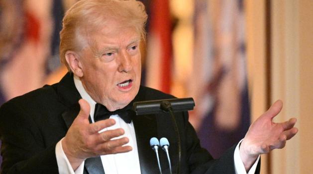 El presidente de los Estados Unidos, Donald Trump, habla durante una cena con los gobernadores estatales en el Salón Este de la Casa Blanca en Washington, D.C., el 21 de febrero de 2026. AFP