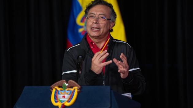 Petro hace llamado Eln dejar armas 