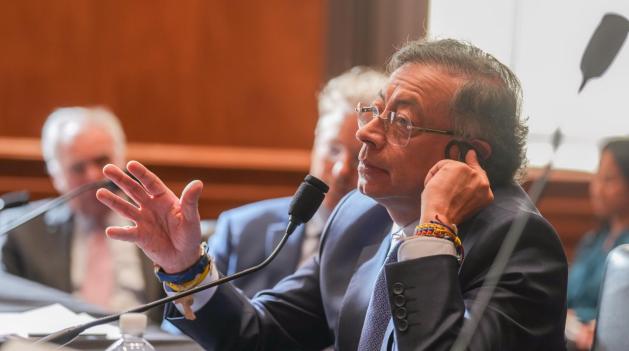 Presidente Petro reacciona a decisión del CNE sobre Iván Cepeda