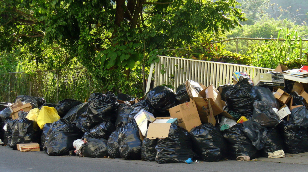 bolsas de basura apiladas