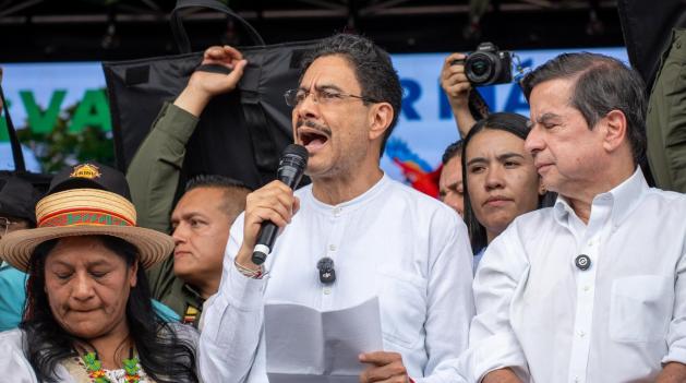 Iván Cepeda reúne firmas en Medellín para Asamblea Constituyente