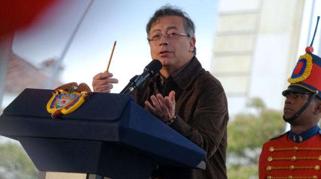 Presidente Petro propone industria textil multinacional con Egipto