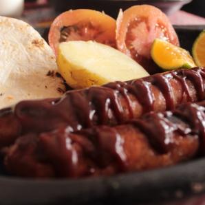 Plato con chorizo santarrosano, arepa, papa y limón